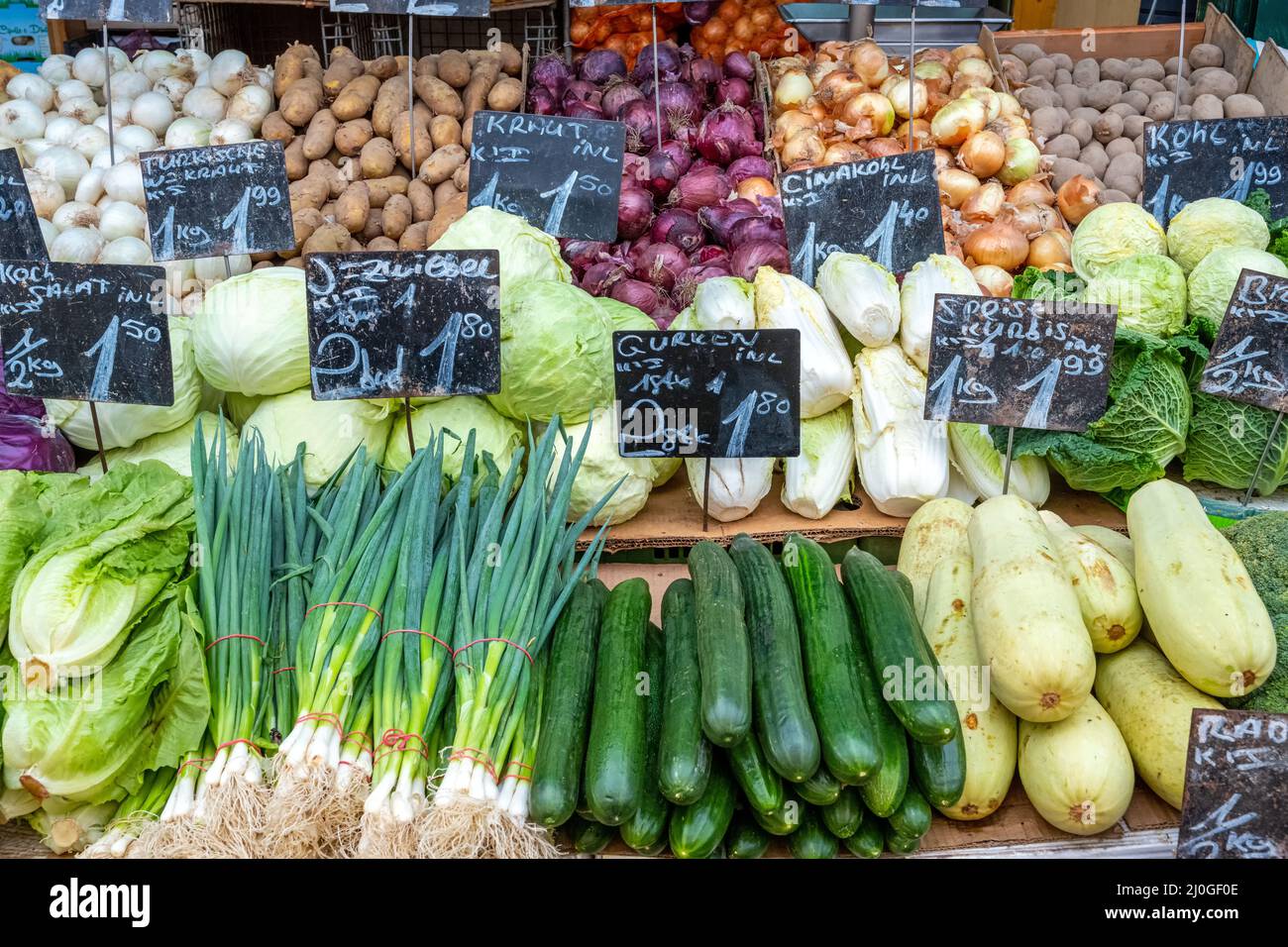 Grand choix de légumes et de salade à vendre à un marché Banque D'Images