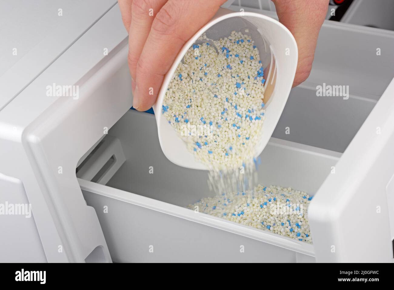 Remplir le lave-linge de poudre à laver Banque D'Images