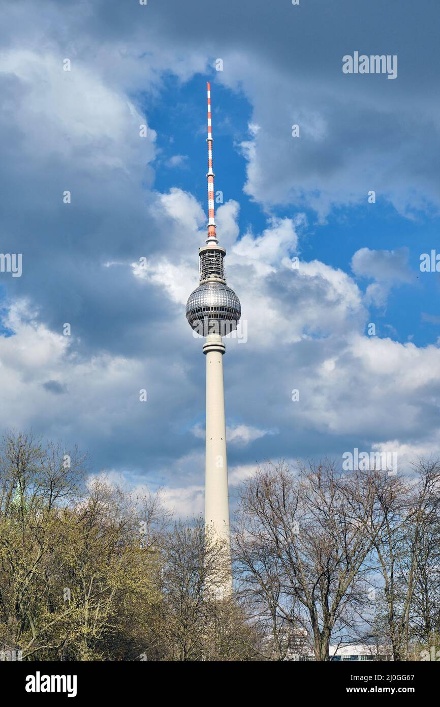 Le Fernsehturm, le plus haut bâtiment de Berlins, avec un ciel nuageux Banque D'Images