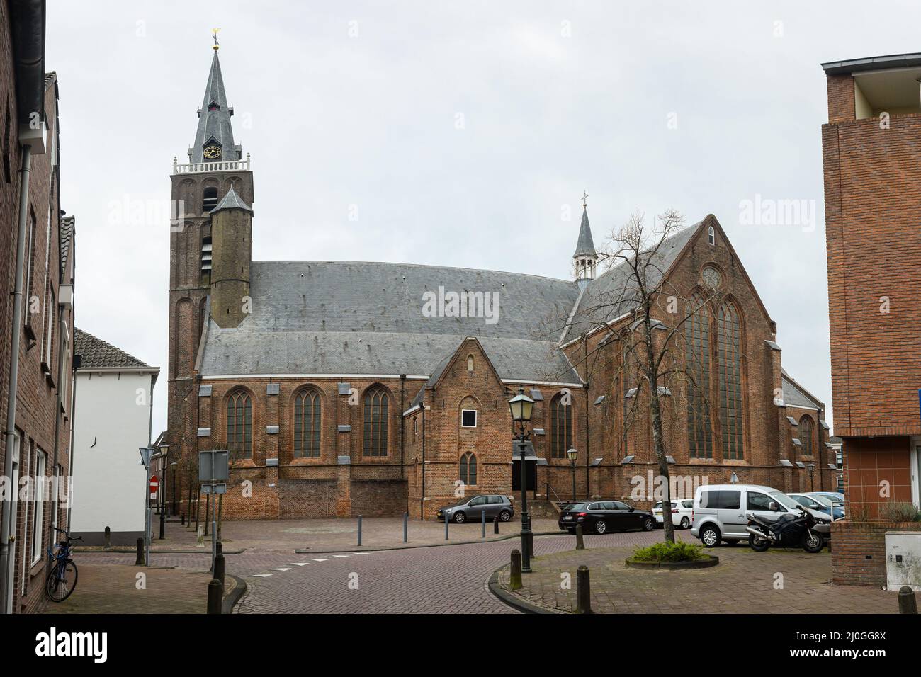 Grande église dans le centre historique de la ville de Montfoort. Le nom de l'église est « Grande église ou Église Saint-Jean ». Banque D'Images