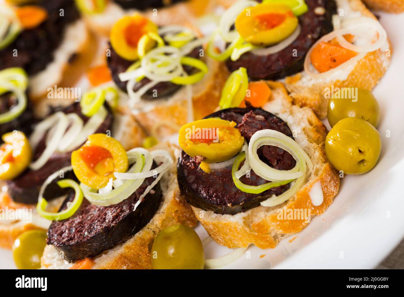 Sandwichs avec saucisse de sang et olives Banque D'Images