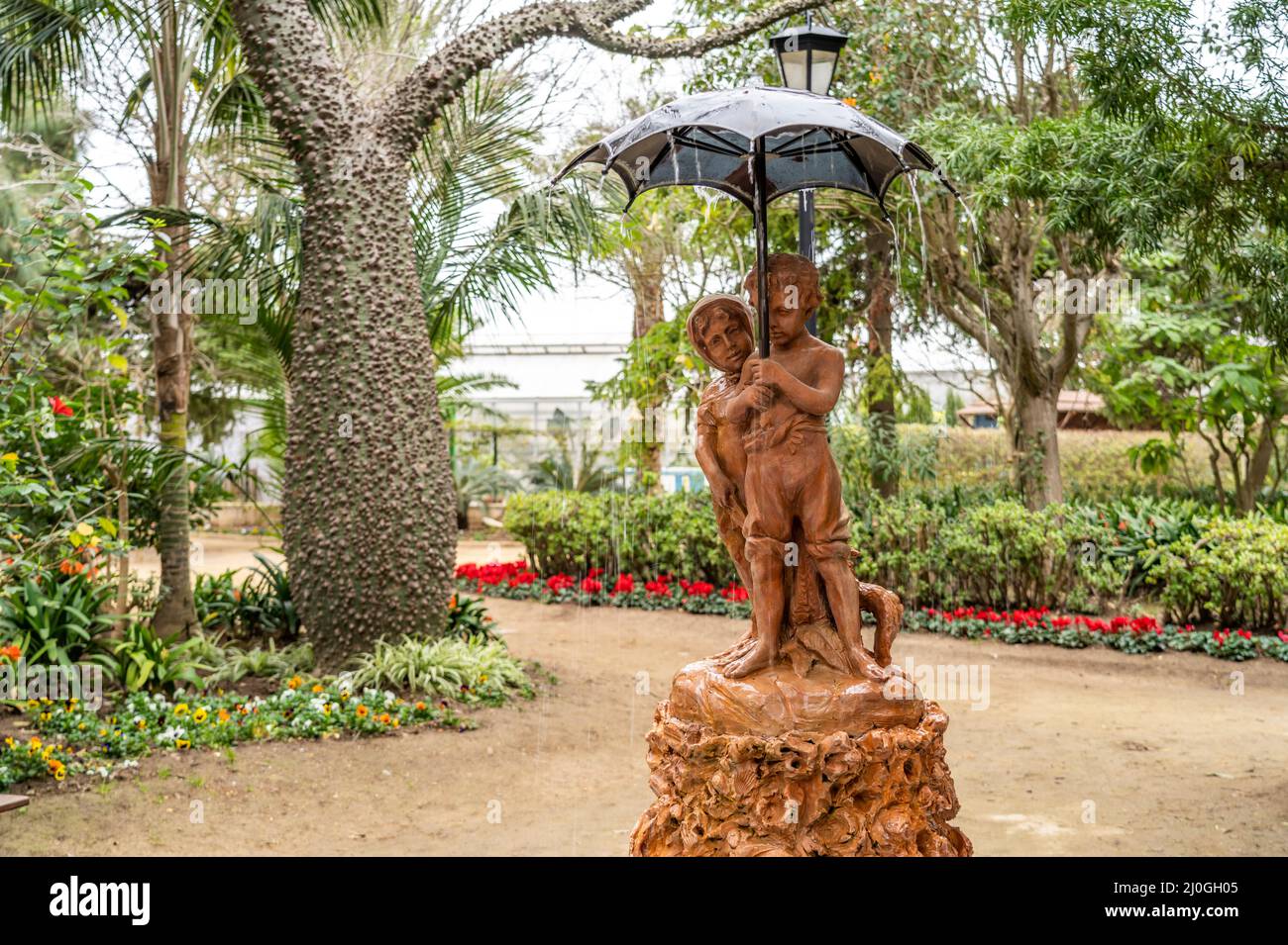 Brunnen Fuente de los Niños del Paraguasmit zwei Kindern unterm Regenschirm im Park Parque Genovés, Cádiz, Andalusien, Espagnol | Fuente de los Niño Banque D'Images