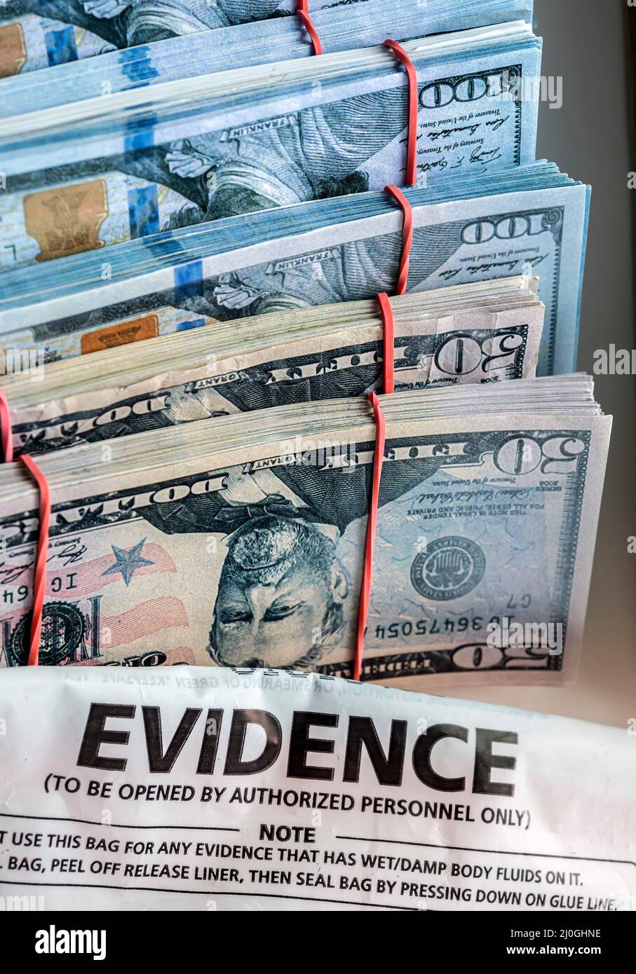 Sac de preuves à côté des billets en dollars dans une unité d'enquête sur le crime, image conceptuelle Banque D'Images