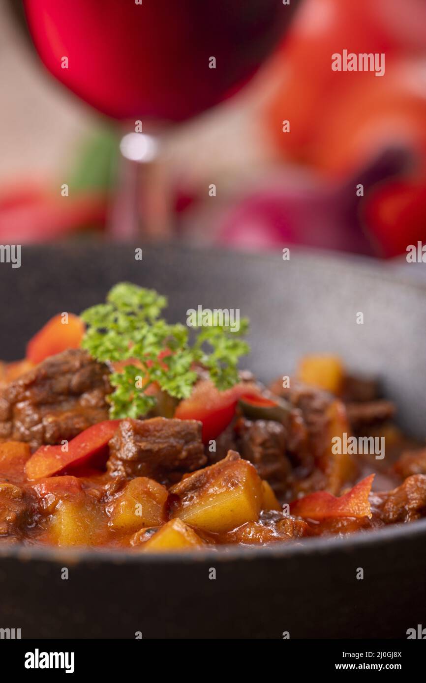 Goulash hongrois avec viande et pommes de terre Banque D'Images