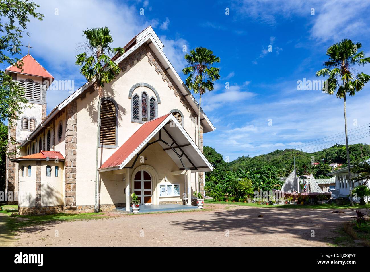 Église catholique Sainte-Anne à Baie Ste-Anne, Île Praslin, Seychelles, église blanche avec palmiers et végétation tropicale autour. Banque D'Images