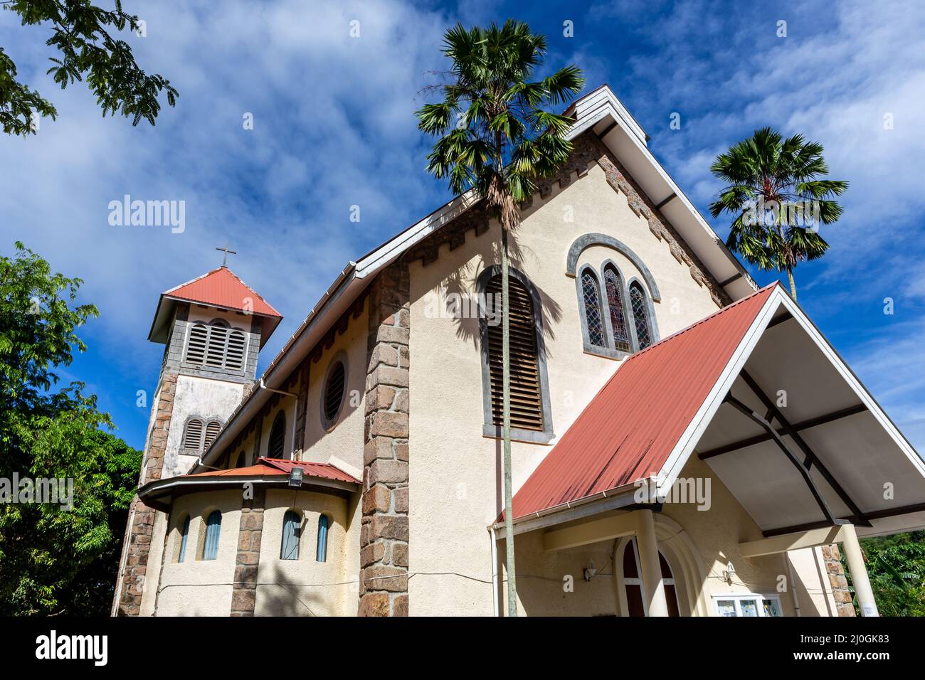 Église catholique SainteAnne à Baie SteAnne, Île Praslin, Seychelles, édifice religieux blanc