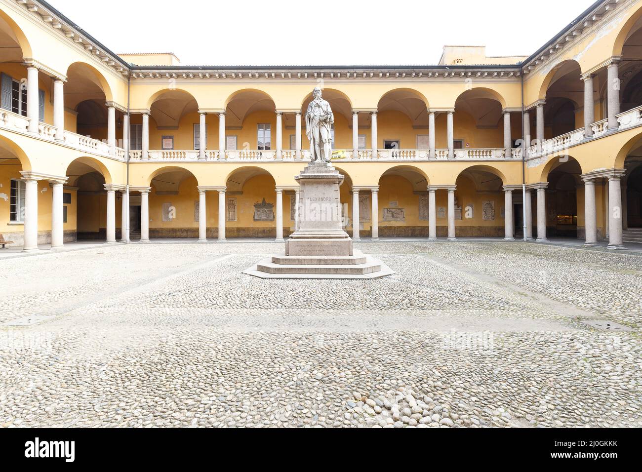 Pavie, Italie - 12 mars 2022: vue sur la rue à l'intérieur du cloître de l'Université de Pavie, aucune personne n'est visible. Banque D'Images