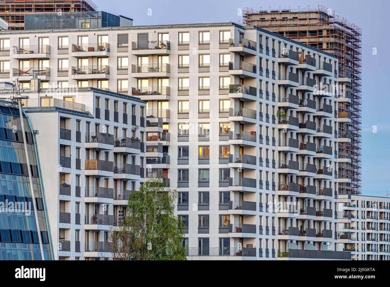 Grand immeuble d'appartements moderne et la construction d'un autre vu à Berlin, en Allemagne Banque D'Images