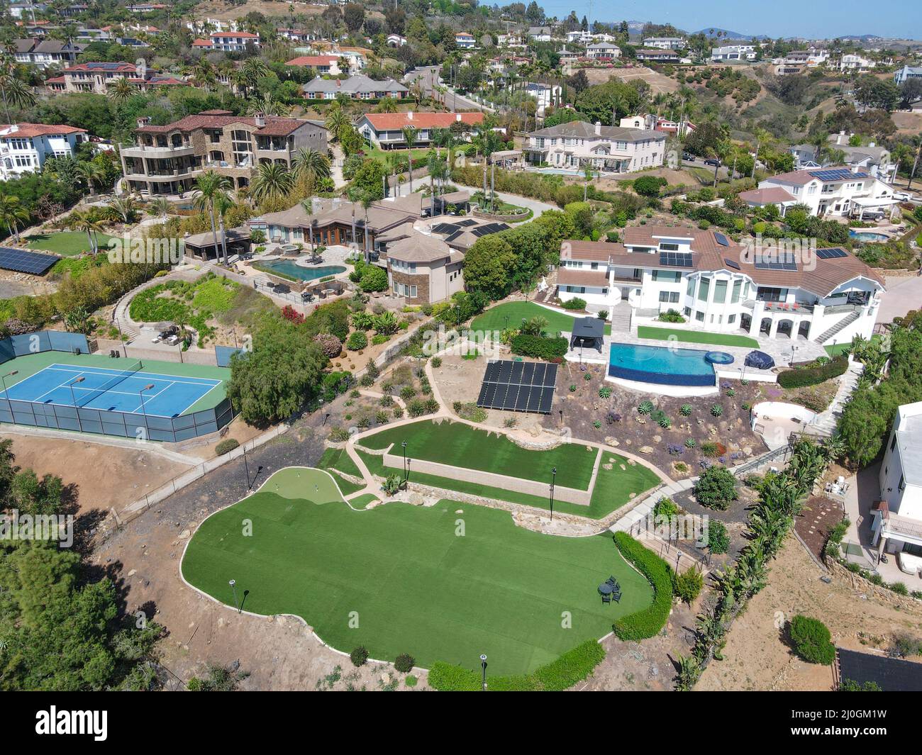 Vue aérienne sur les immenses demeures chères dans la vallée de Carlsbad, dans le nord du comté de San Diego Banque D'Images