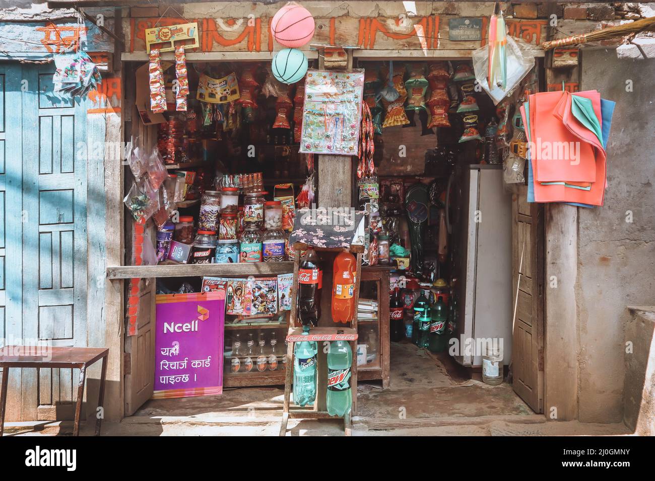 Petite boutique dans la ville de Panauti, au Népal - Panauti est une vieille ville de Newari juste à l'extérieur de la vallée de Katmandou Banque D'Images