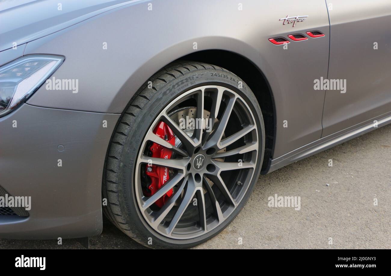 Roue d'une Maserati Quattroporte Trofeo grise garée à l'événement public pour passionnés de voitures Gran Turismo 942 Sardinero Santander Cantabria Espagne Banque D'Images