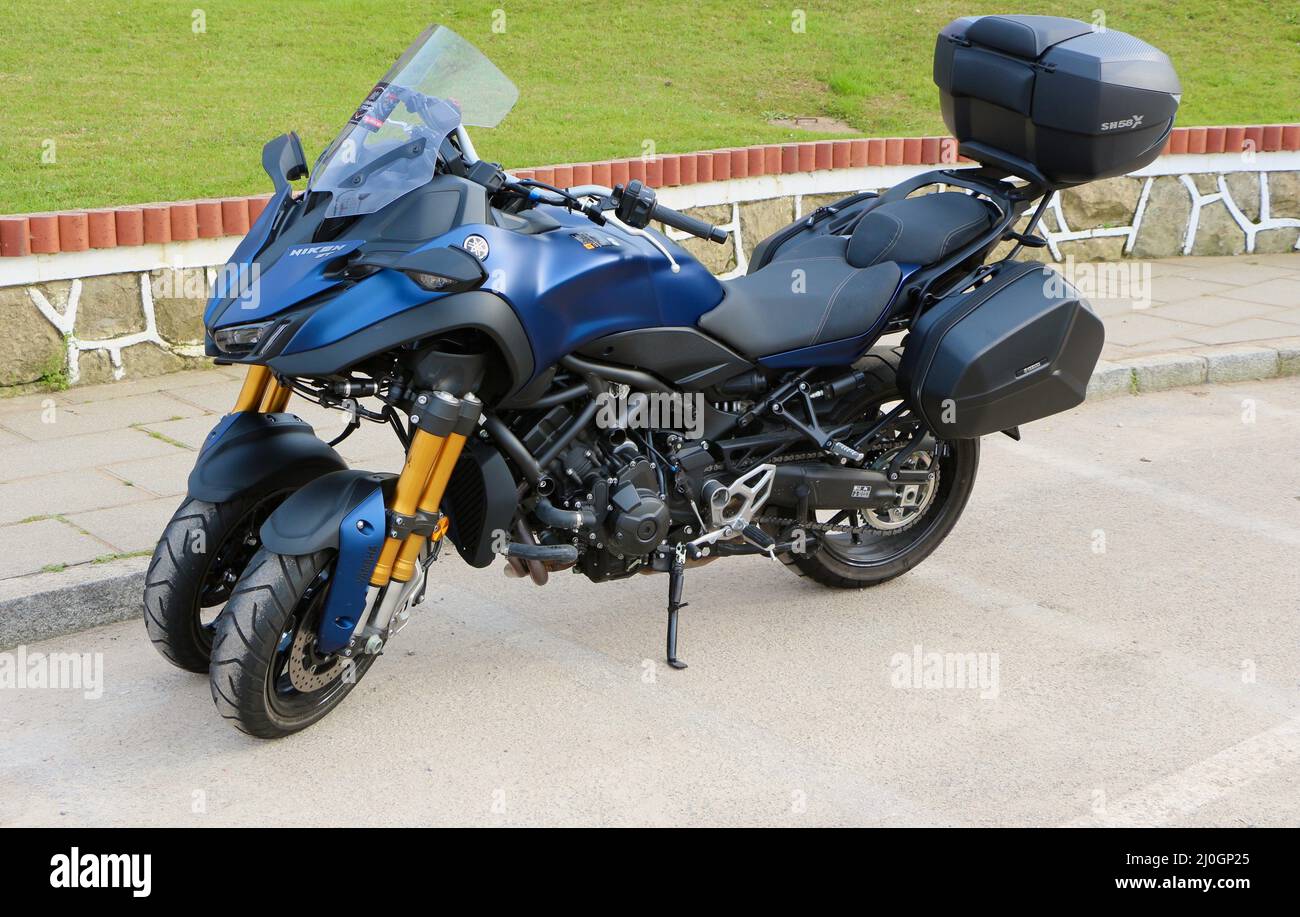 Yamaha Niken GT trois motos garées à l'événement public pour passionnés de voitures Gran Turismo 942 Sardinero Santander Cantabria Espagne Banque D'Images