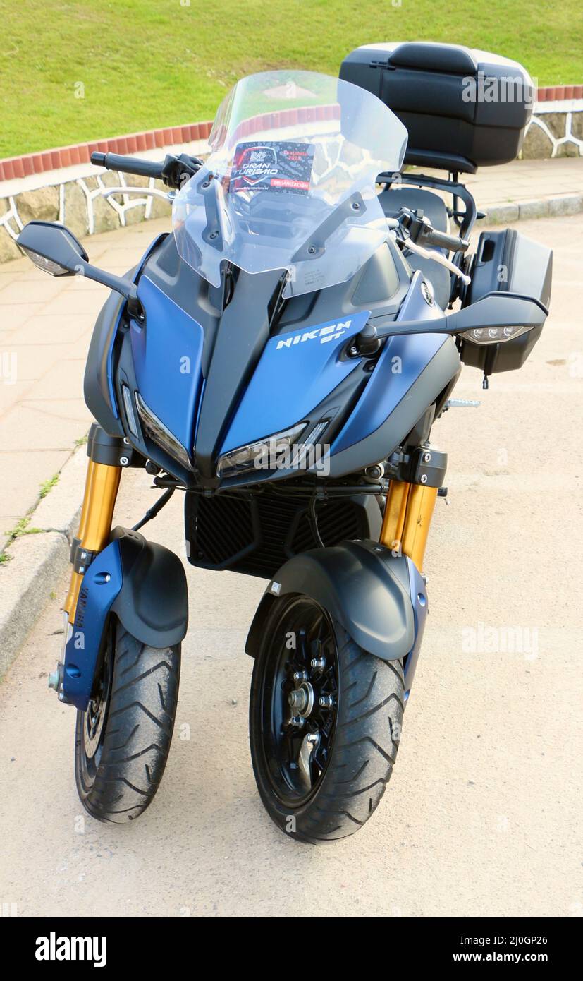 Yamaha Niken GT trois motos garées à l'événement public pour passionnés de voitures Gran Turismo 942 Sardinero Santander Cantabria Espagne Banque D'Images