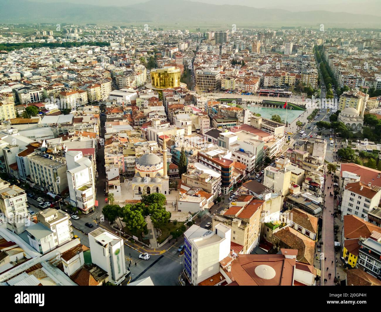 Photographie aérienne de la capitale de la province d'Aydin - ville d'Aydin à partir du point haut de la mouche de drone dans le jour ensoleillé en Turquie. Incroyable aer Banque D'Images