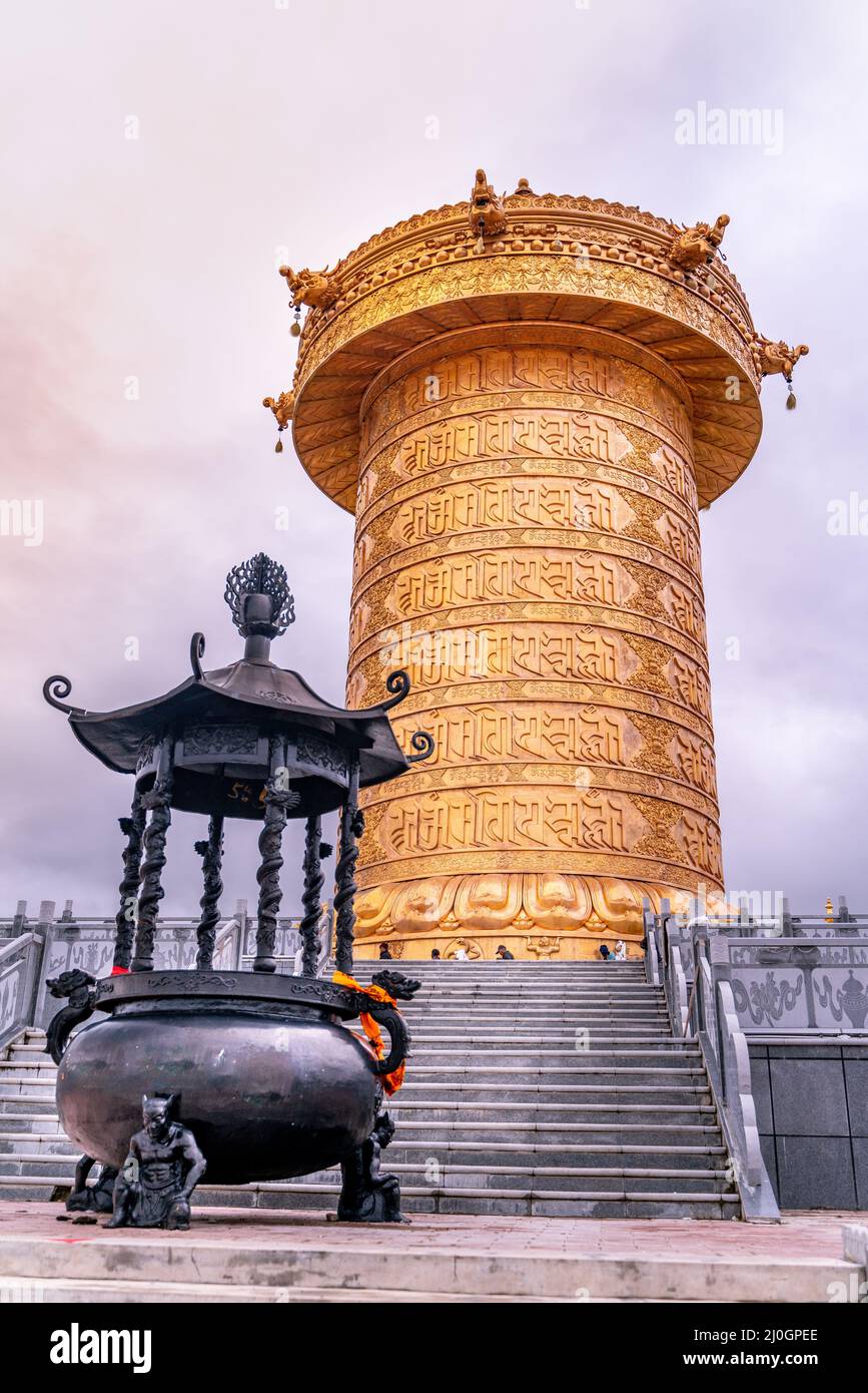 Le grand tambour de prière en or dans le monastère bouddhiste tibétain Banque D'Images