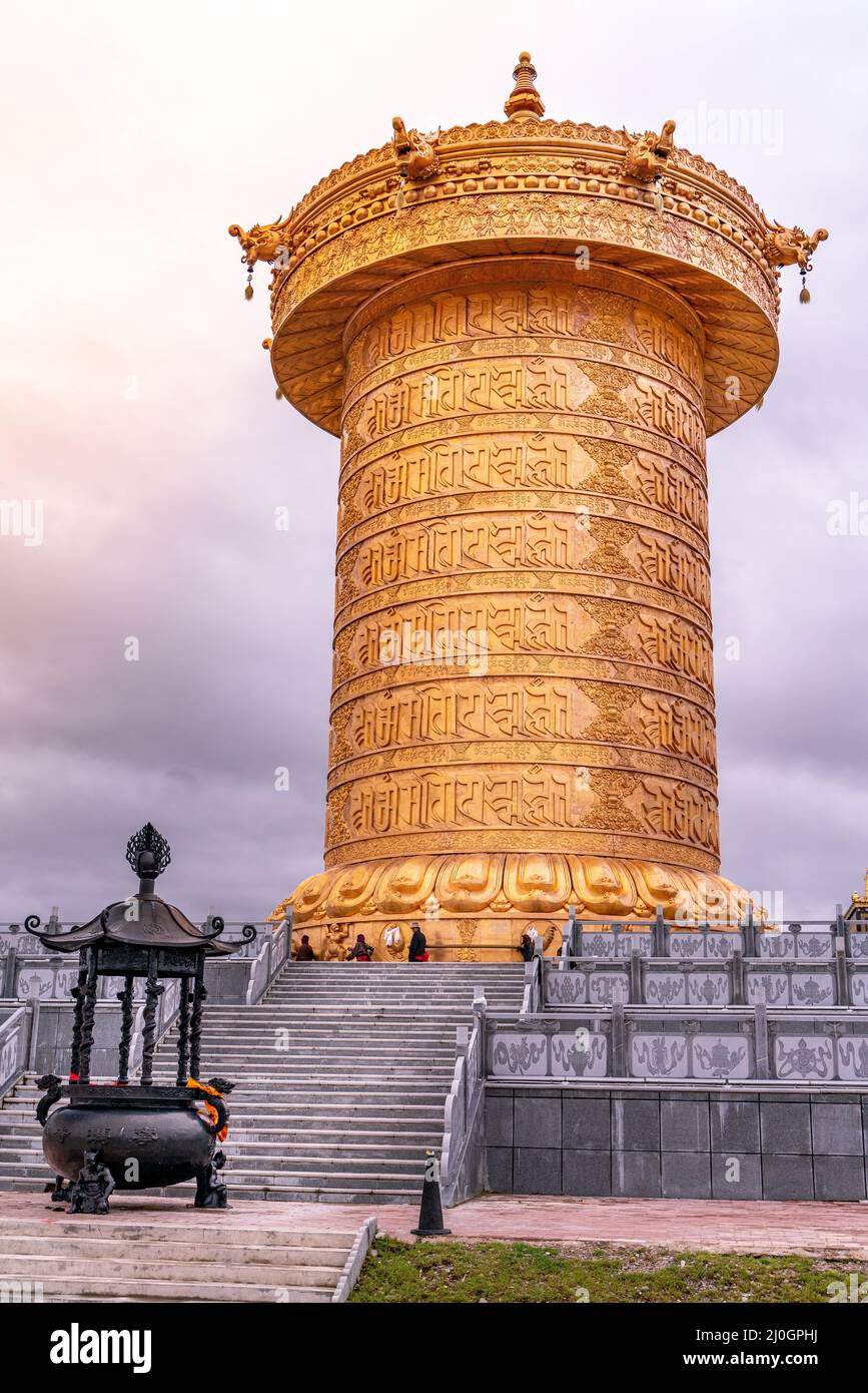 Le grand tambour de prière en or dans le monastère bouddhiste tibétain Banque D'Images