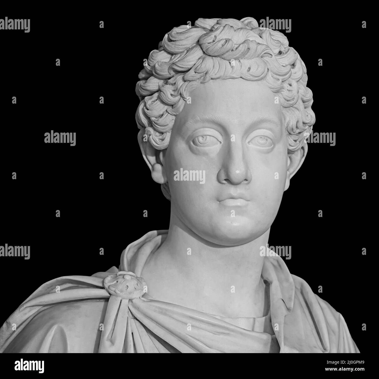 Détail tête et épaules de l'ancienne sculpture. Isolé sur fond noir Banque D'Images