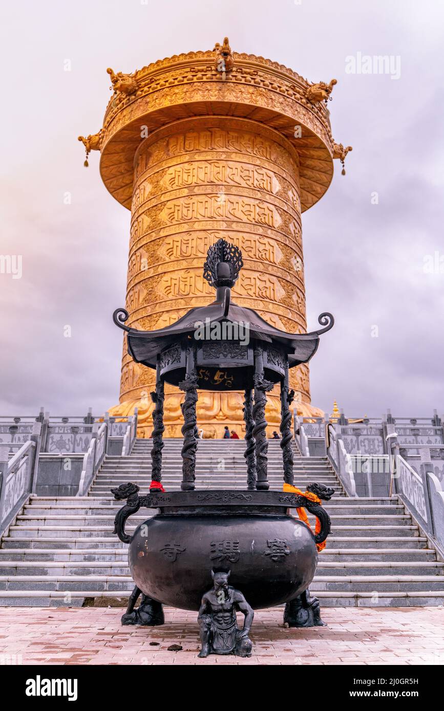 Le grand tambour de prière en or dans le monastère bouddhiste tibétain Banque D'Images