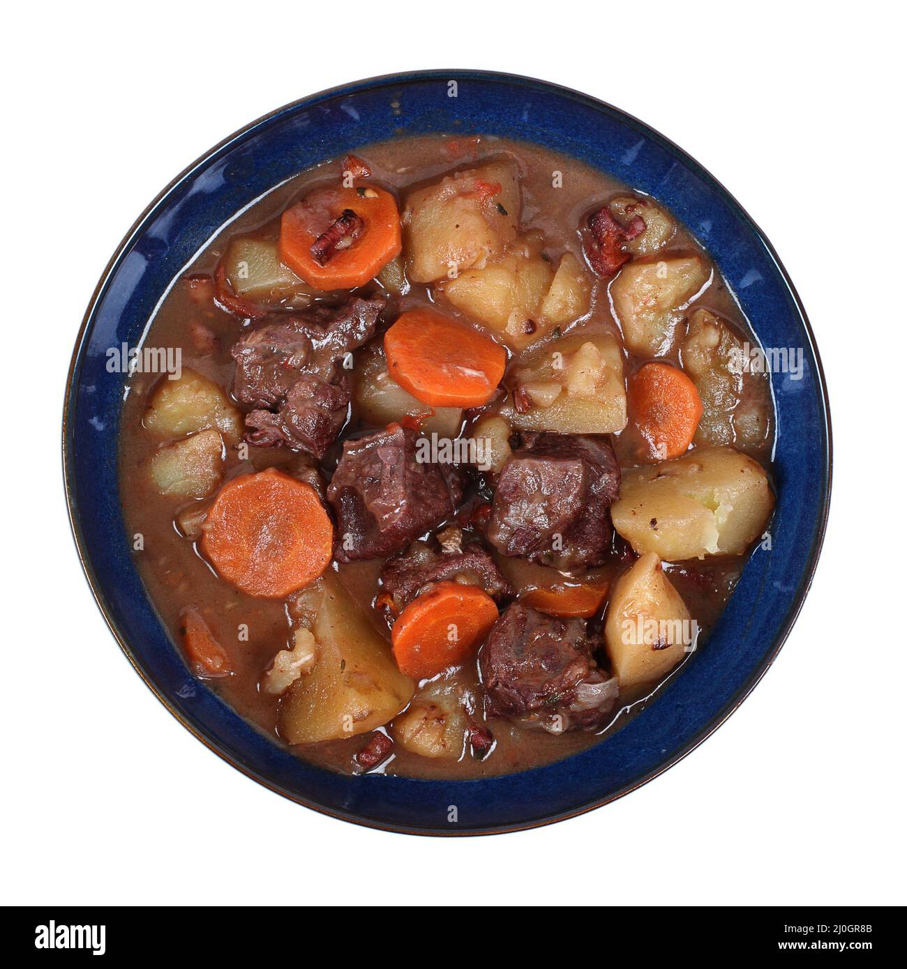 Bœuf bourguignon dans une assiette profonde sur fond blanc Banque D'Images