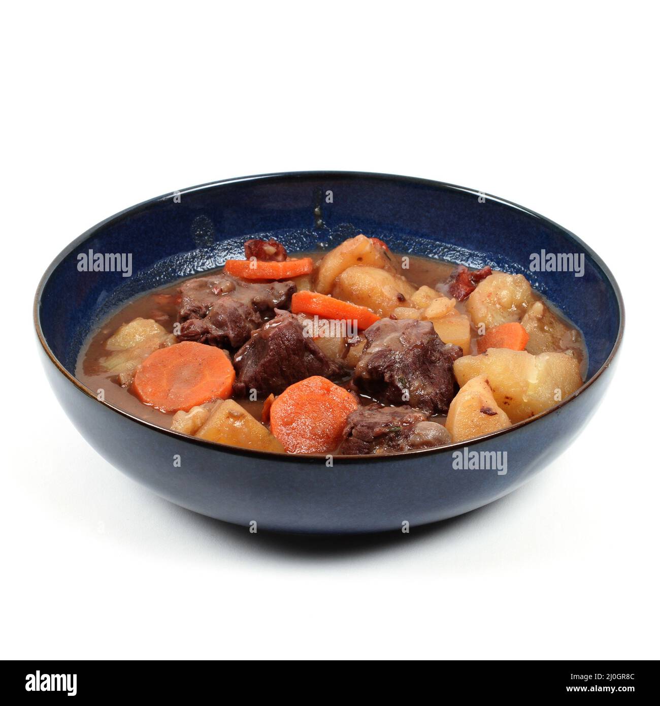 Bœuf bourguignon dans une assiette profonde sur fond blanc Banque D'Images