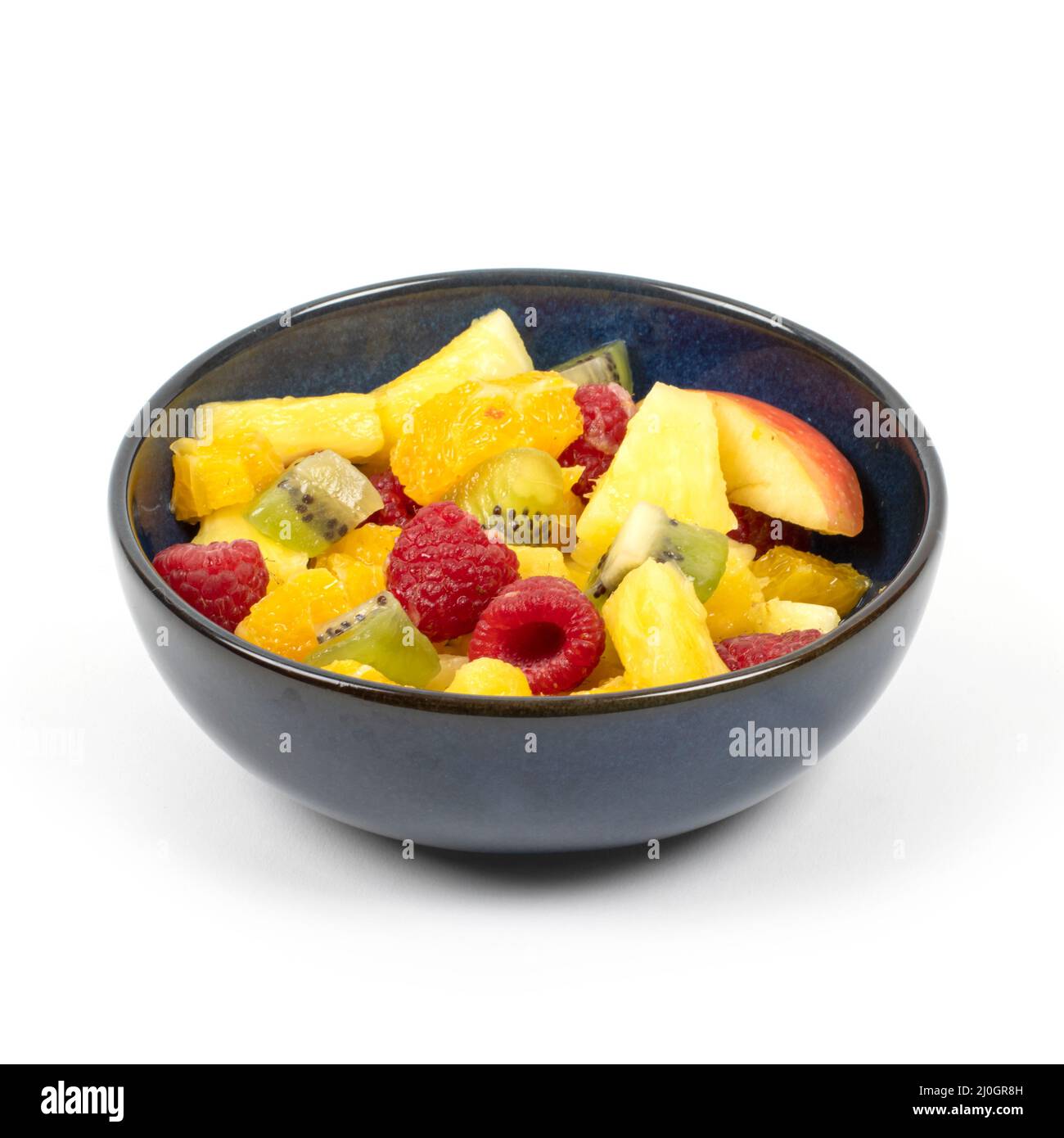 salade de fruits dans un bol sur fond blanc - prise en studio Banque D'Images