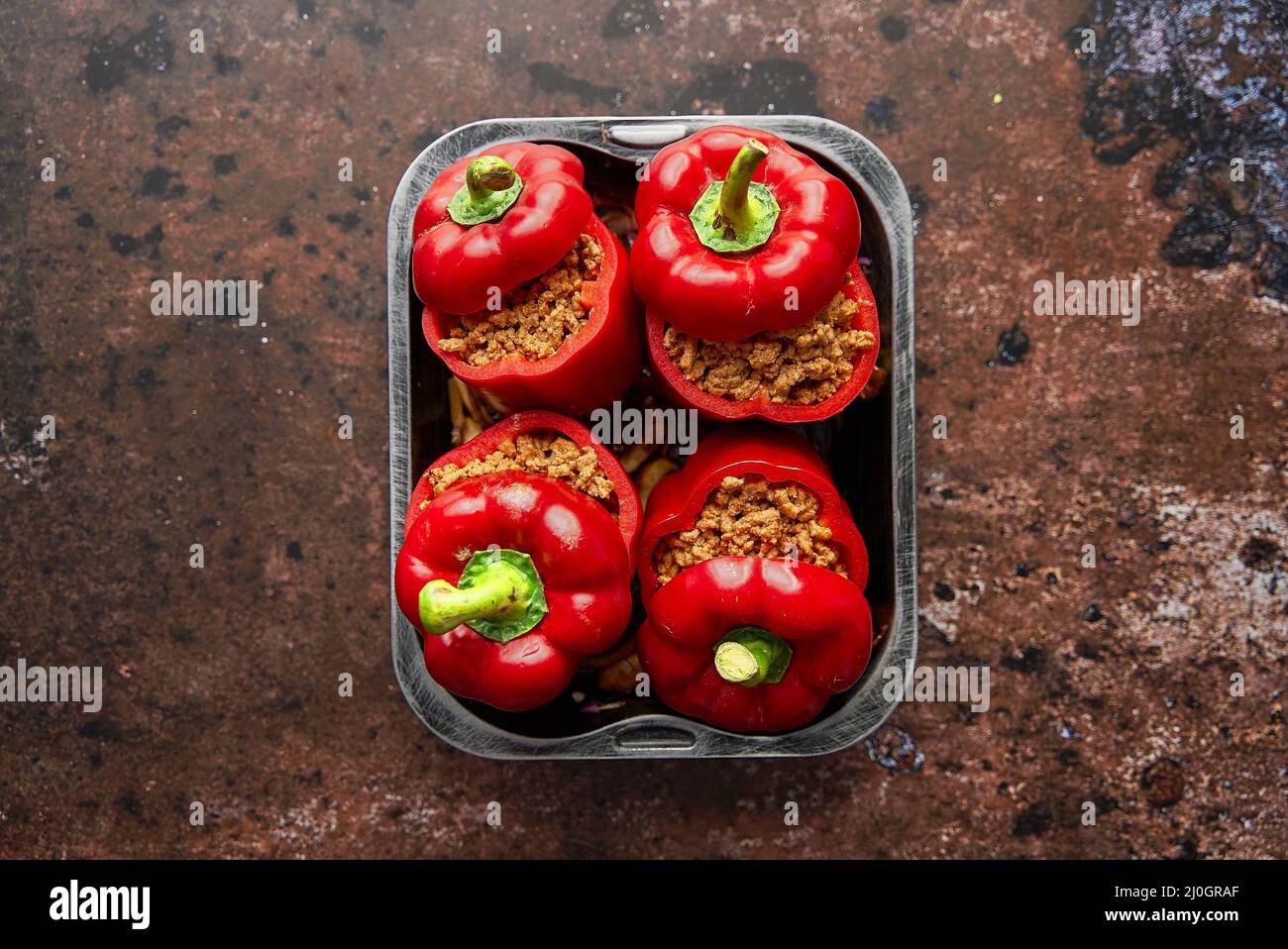 Poivrons rouges doux farcis avec de la viande et de la tomate dans un plateau de friture vintage. Vue de dessus Banque D'Images