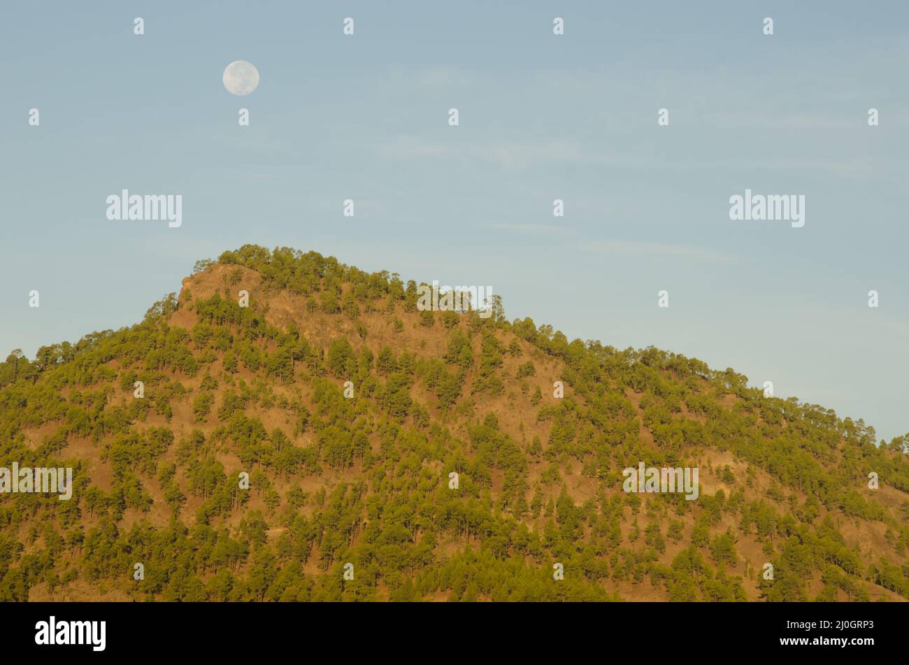 Alsandara Mountain et pleine lune. Réserve naturelle intégrale de l'Inagua. Tejeda. Grande Canarie. Îles Canaries. Espagne. Banque D'Images