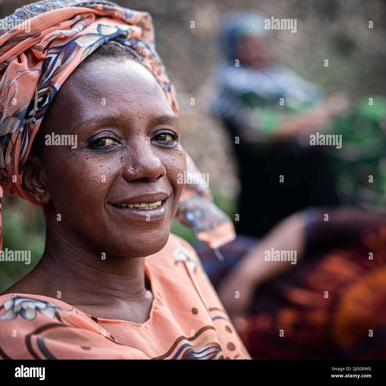 Noir africain senior belle femme avec foulard en plein air portrait Banque D'Images