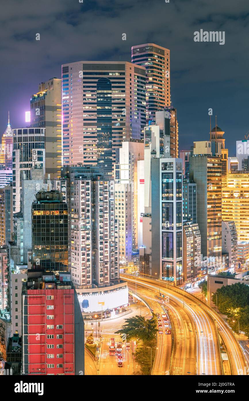 La vue imprenable sur la ville et les gratte-ciels de Hong Kong, nuit et coucher du soleil Banque D'Images