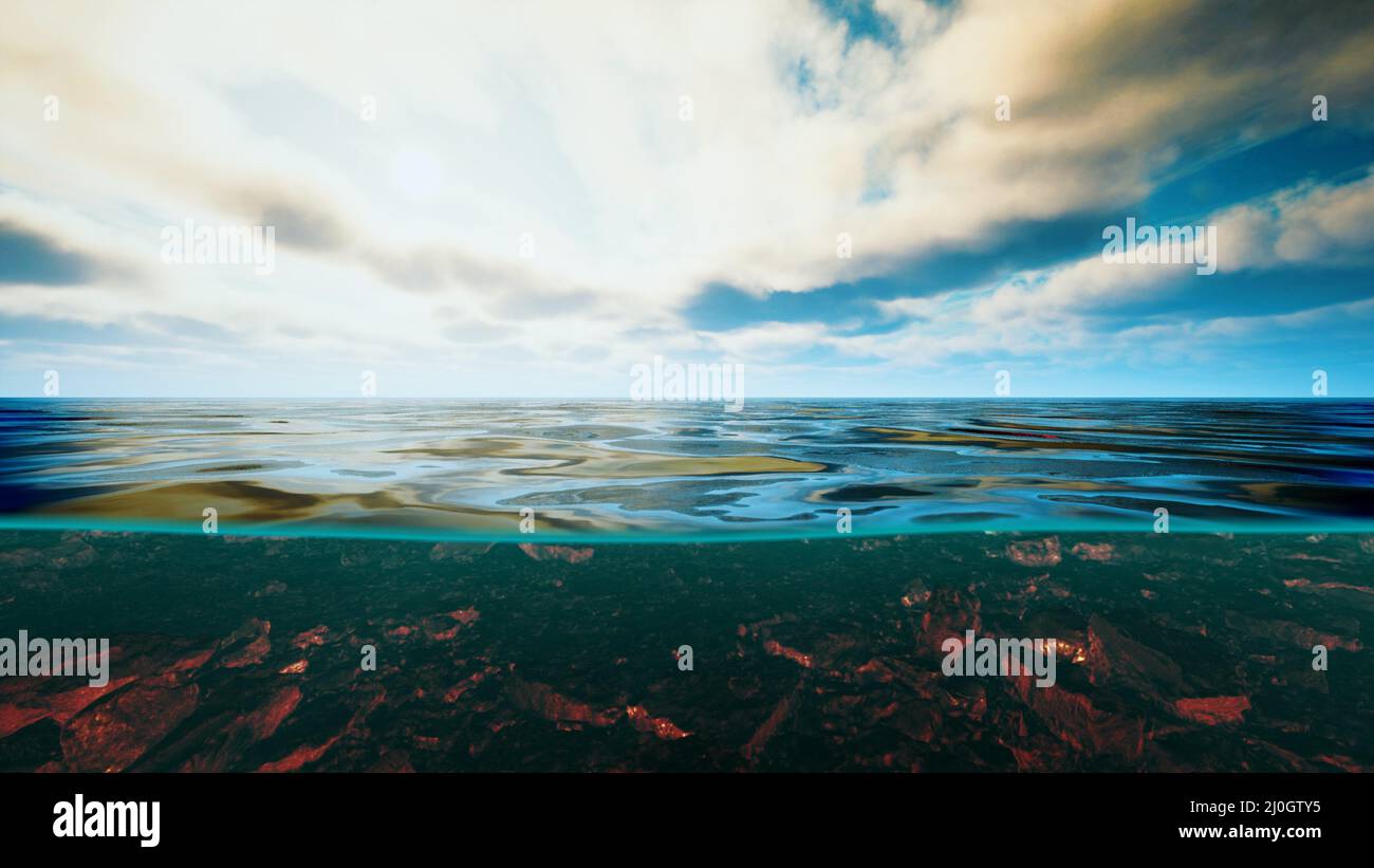 Vue sous-marine avec horizon et surface de l'eau séparés par la ligne de flottaison Banque D'Images