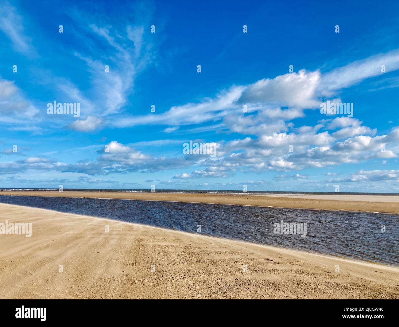 Ciel bleu avec formations de nuages sur la plage de sable d'Alnmouth Beach sur la côte de Northumberland dans le nord-est de l'Angleterre. Banque D'Images