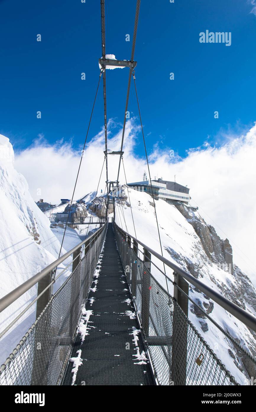 Autrichiens pont suspendu le plus haut dans les Alpes autrichiennes. Skywalk sur Dachstein. Schladming, Styrie, Autriche spectaculaire paysage d'hiver et resptak Banque D'Images