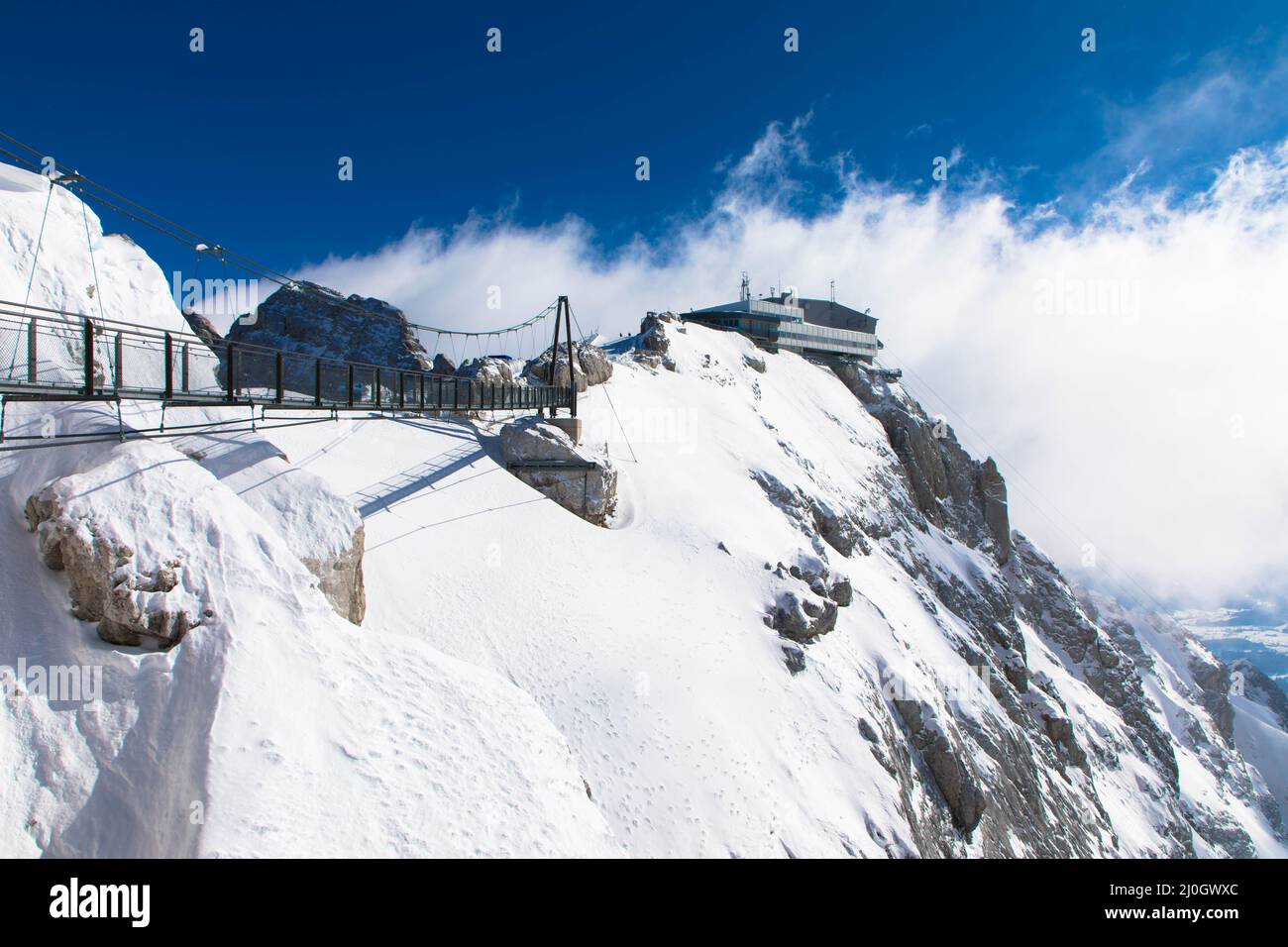 Autrichiens pont suspendu le plus haut dans les Alpes autrichiennes. Skywalk sur Dachstein. Schladming, Styrie, Autriche spectaculaire paysage d'hiver et resptak Banque D'Images