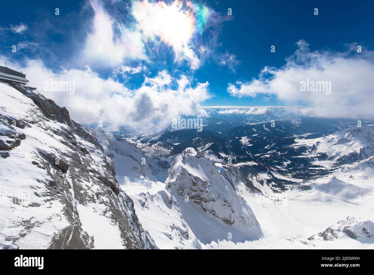 Le panorama hivernal enneigé des Alpes de Dachstein. Le Dachstein est la plus haute montagne de la haute-Autriche, en Styrie. Glace éternelle dans les Alpes. Vacances d'hiver Banque D'Images