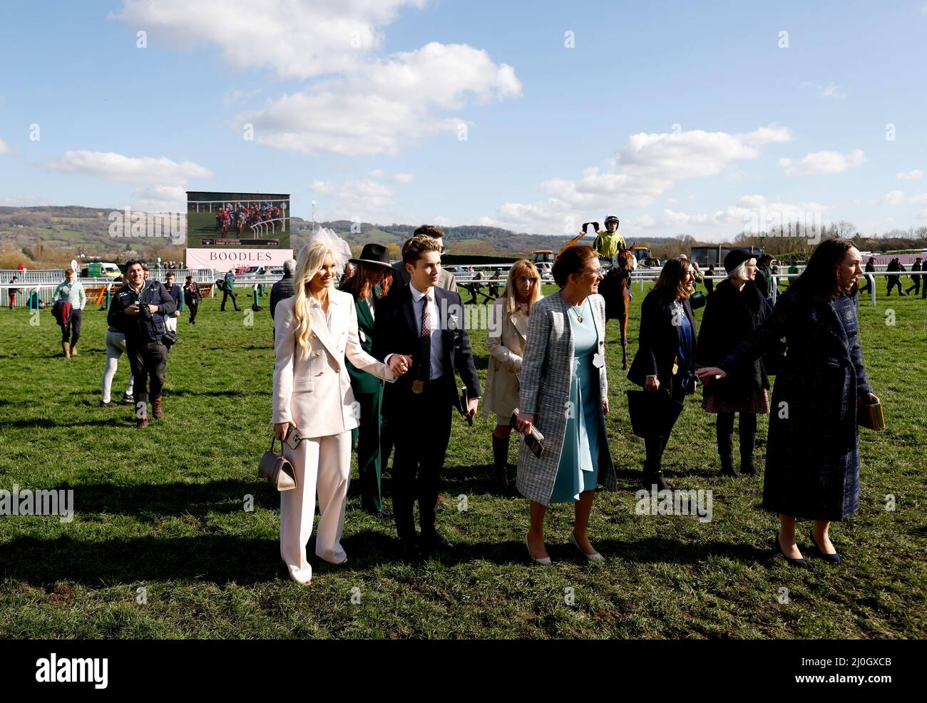 AJ Pritchard et Abbie Quinnen après avoir regardé l'obstacle de handicap du comté de McCoy Contractors pendant la quatrième journée du Cheltenham Festival à Cheltenham Racecourse. Date de la photo : vendredi 18 mars 2022. Banque D'Images