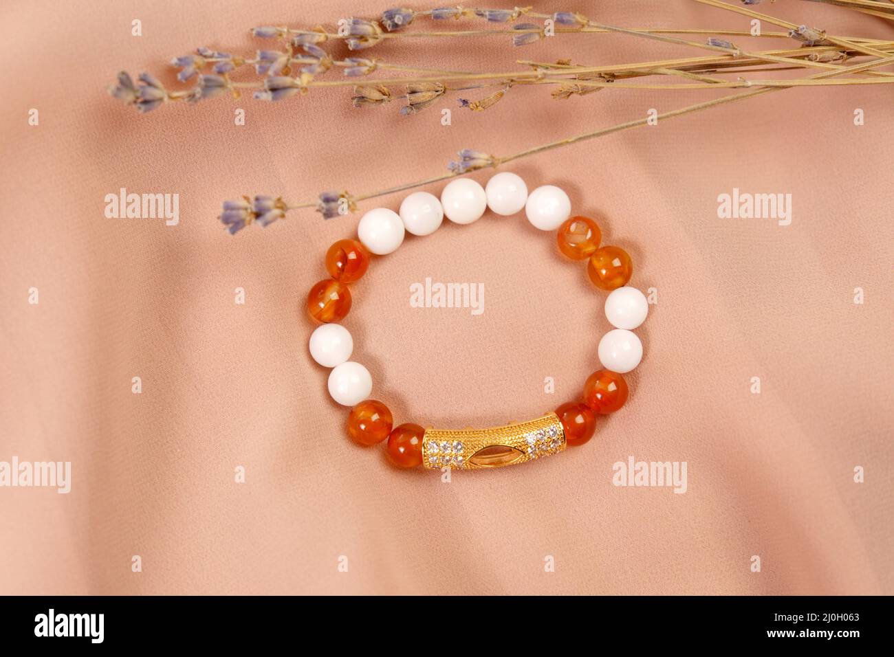 Décoration de bracelet en agate et carnélien. E-commerce, ventes en ligne et réseaux sociaux. Banque D'Images