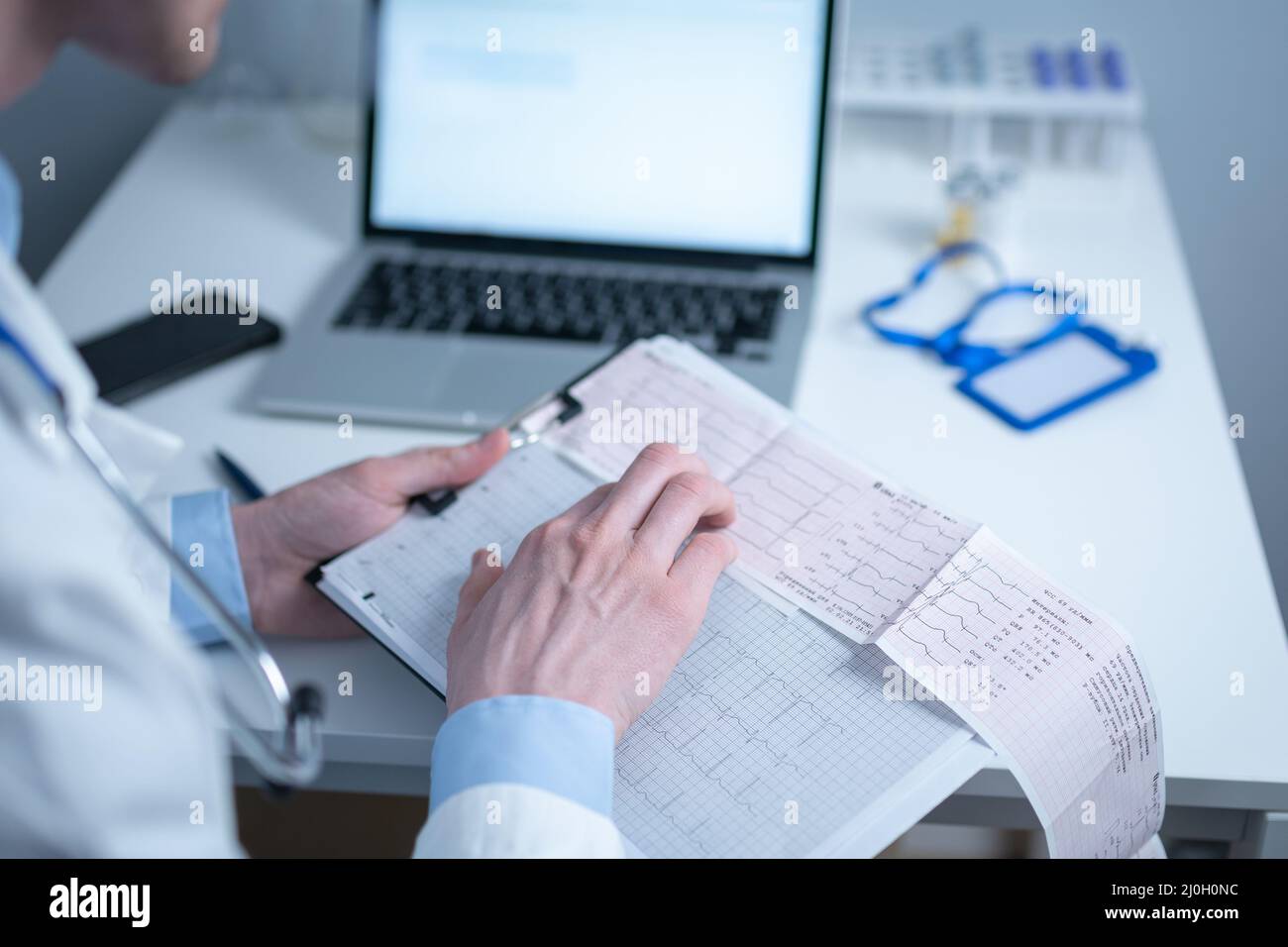 Sujet de la vérification rapide de la maladie cardiaque. Maladie cardiaque infarctus du myocarde. Médecin analysant l'électrocardiogramme au bureau Banque D'Images