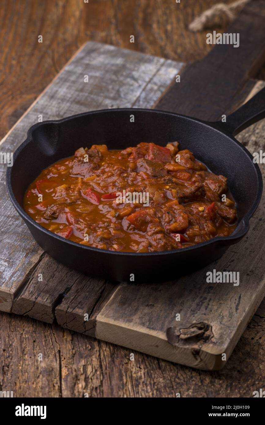 Goulash hongrois dans une poêle en fer Banque D'Images