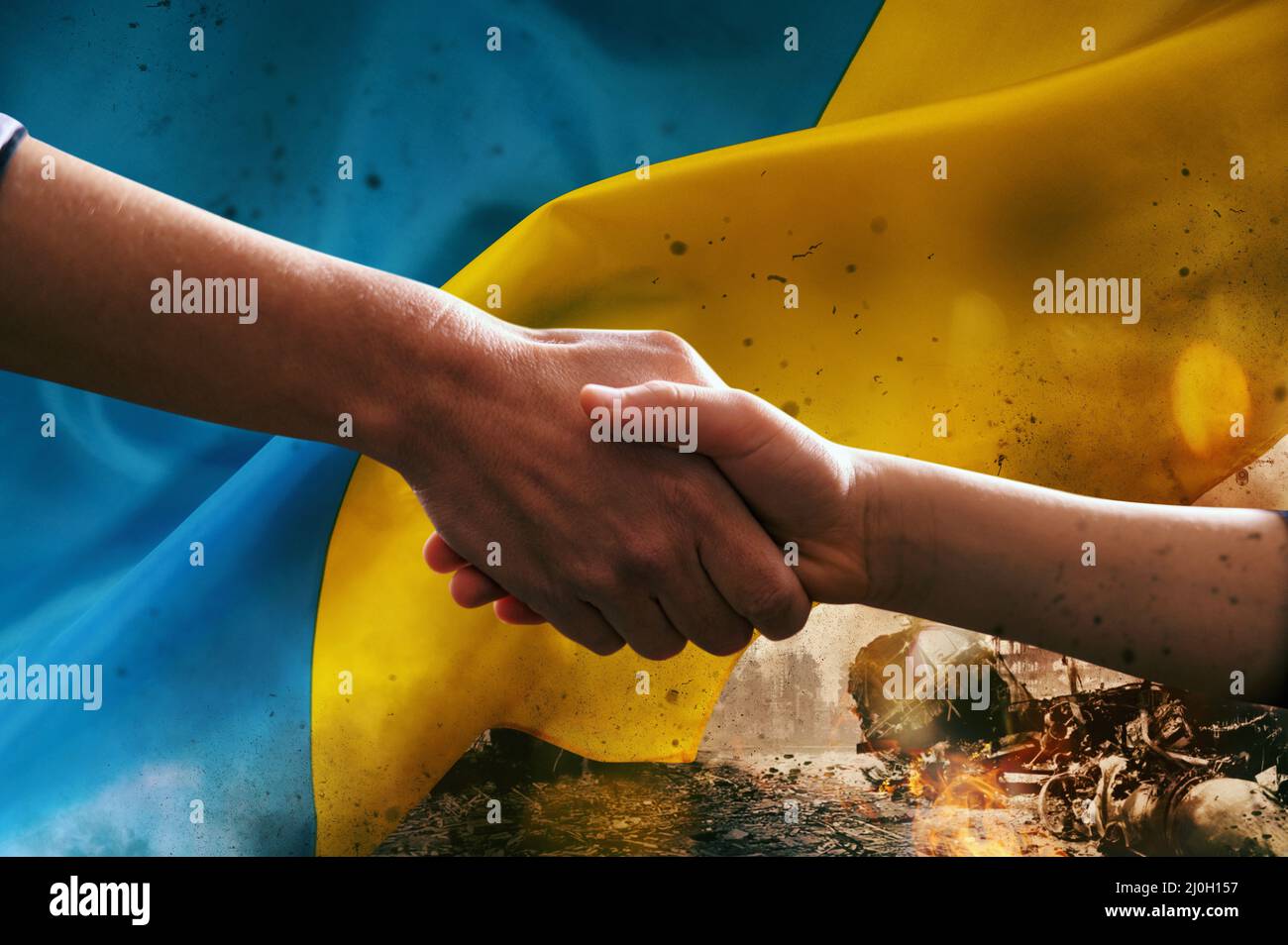 Drapeau de l'Ukraine ensoleillé avec aide main comme soutien Banque D'Images