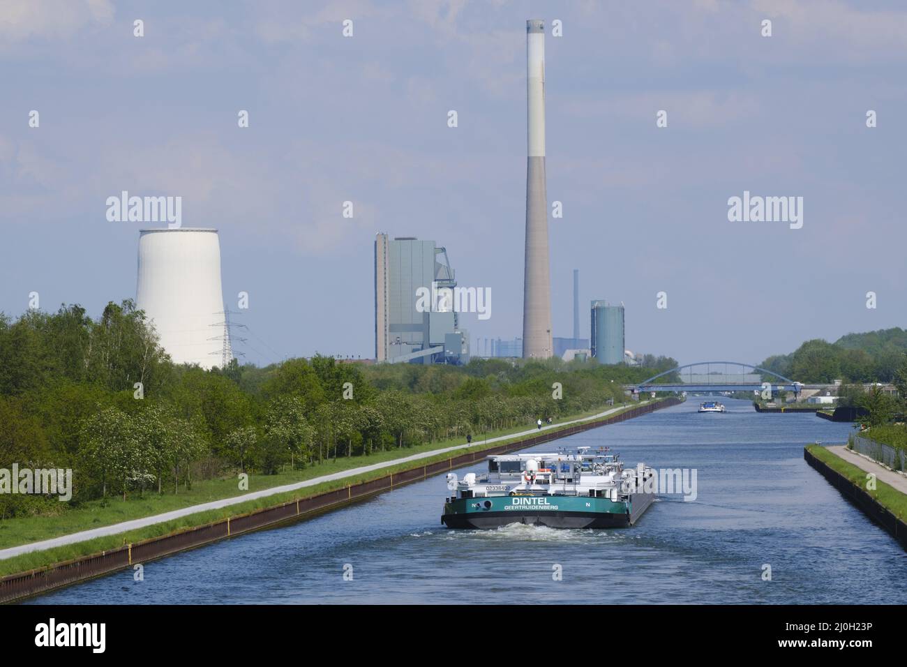 Navire de transport sur le canal de Datteln-Hamm en face de la centrale électrique, Bergkamen, région de la Ruhr Banque D'Images