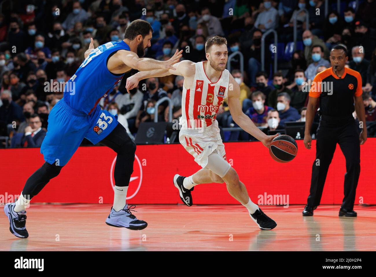 Barcelone, Espagne. 18th mars 2022. Nate Wolters de Crvena Zvezda mts Belgrade en action avec Nikola Mirotic du FC Barcelone pendant le match EuroLeague de Turkish Airlines entre le FC Barcelone et Crvena Zvezda mts Belgrade au Palau Blaugrana à Barcelone. Crédit : ZUMA Press, Inc./Alay Live News Banque D'Images