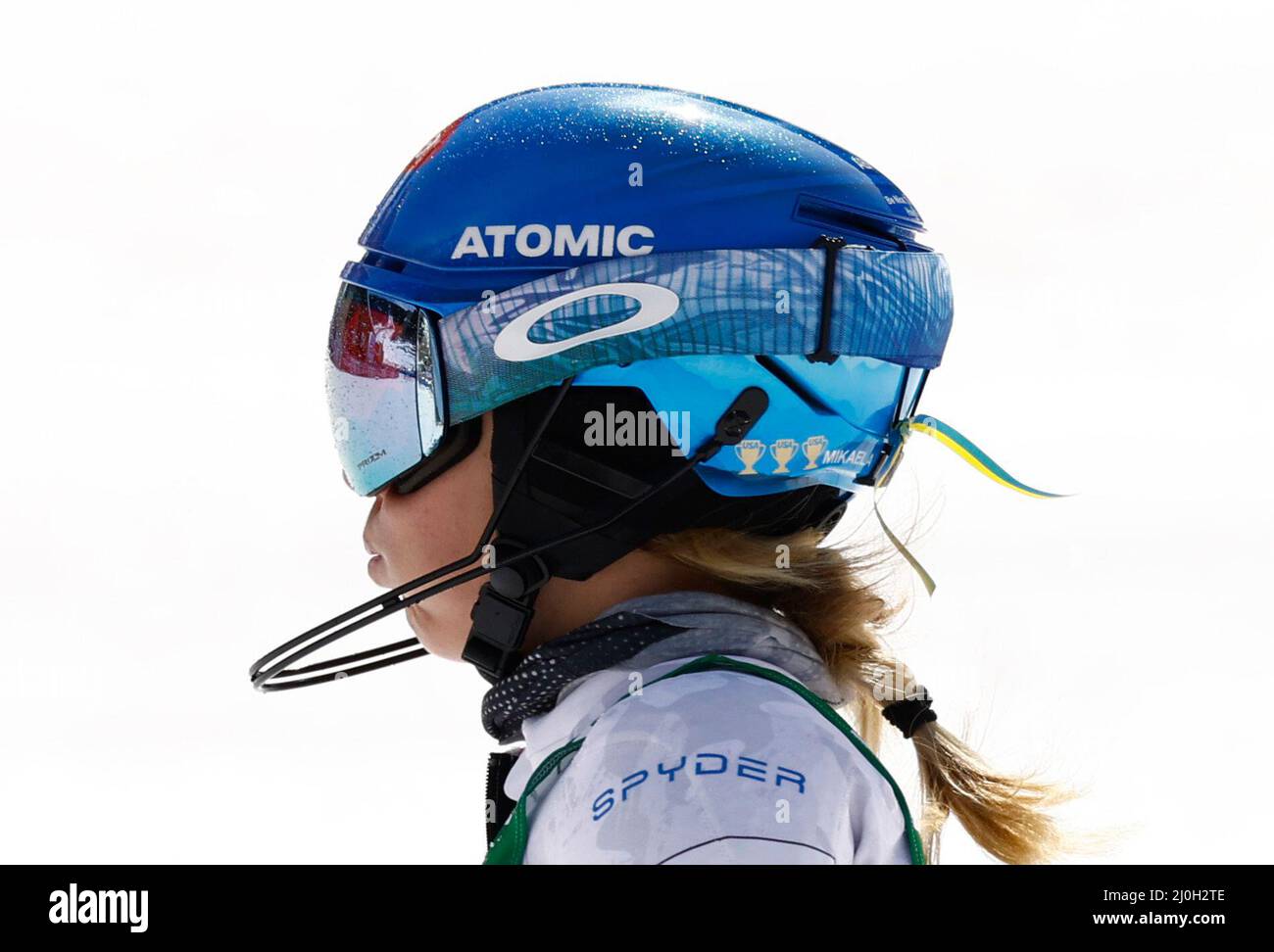 Ski alpin - coupe du monde de ski alpin FIS - slalom féminin - Méribel,  France - 19 mars, 2022 Mikaela Shiffrin des États-Unis porte un casque avec  les couleurs de l'Ukraine