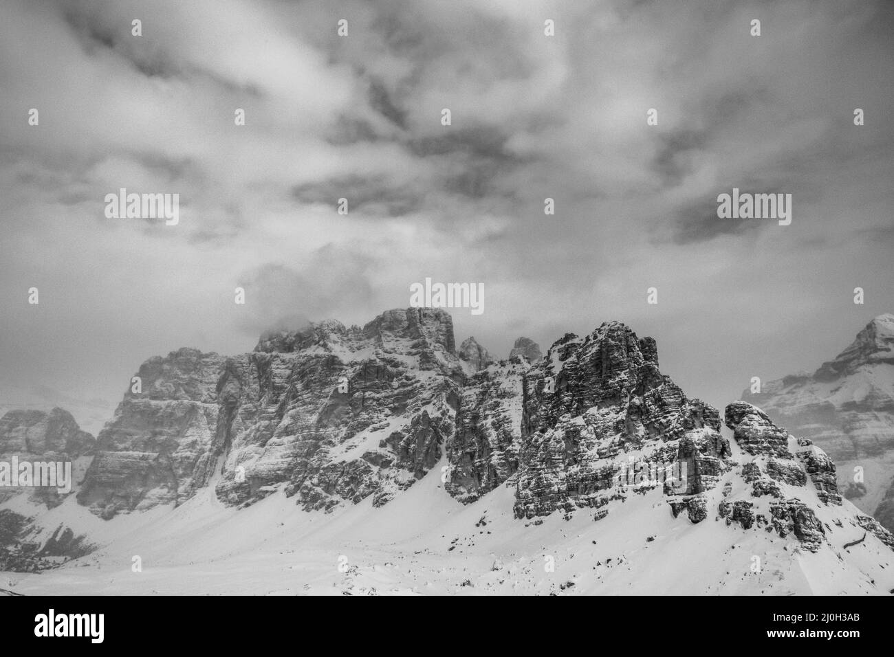 La belle italienne dans un jour d'hiver dolomites Banque D'Images