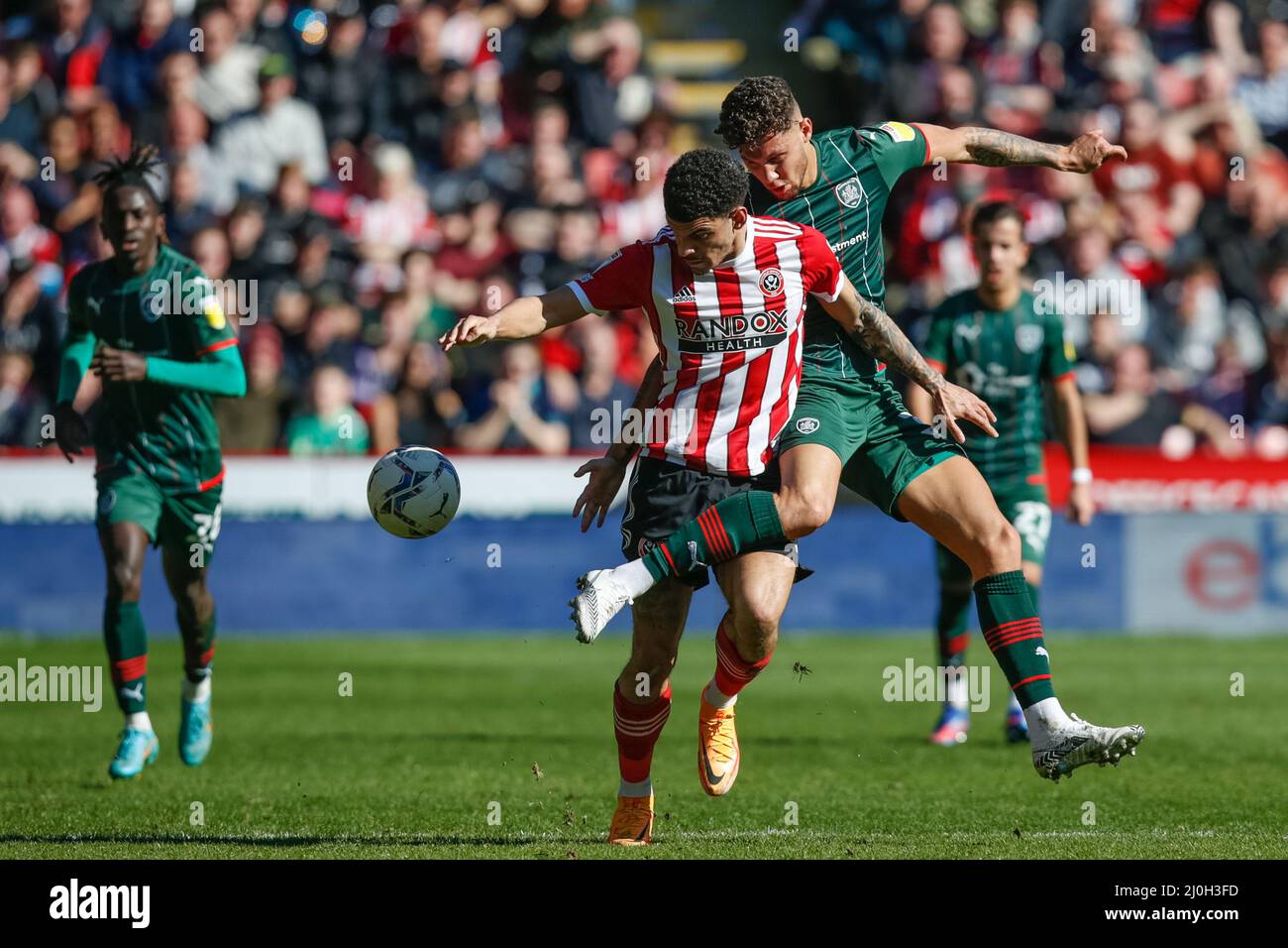 Morgan Gibbs-White #27 de Sheffield United est attaqué par Matty Wolfe #33 de Barnsley Banque D'Images