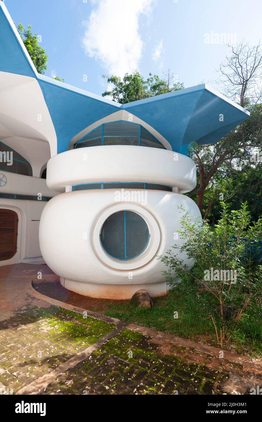 Auroville, Inde - novembre 2020: Le bâtiment de 'pas d'école', conçu par l'architecte Roger Anger dans les années 70. Banque D'Images