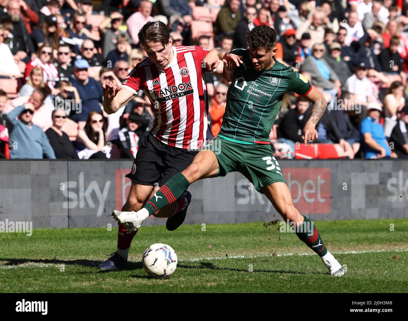 Sheffield, Angleterre, le 19th mars 2022. Sander Berge de Sheffield Utd passe devant Matty Wolfe de Barnsley lors du match du championnat Sky Bet à Bramall Lane, Sheffield. Le crédit photo doit être lu : Darren Staples / Sportimage Banque D'Images