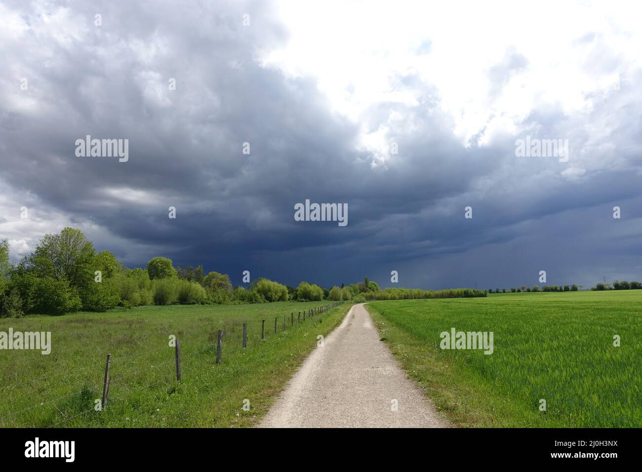 Les nuages de pluie se déplacent sur la plaine d'inondation d'Erft Banque D'Images