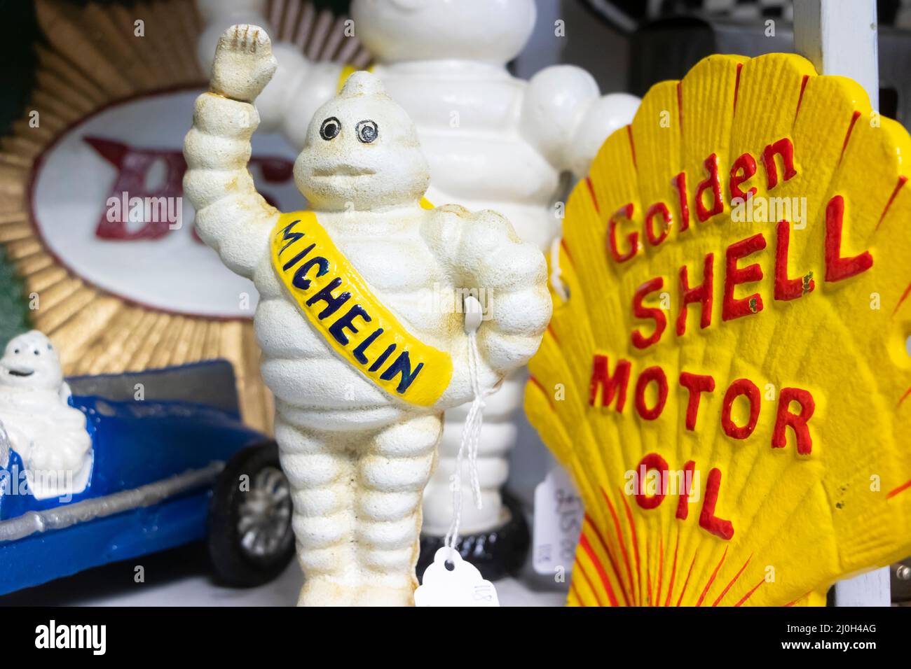 Motoring ephemera y compris le panneau d'huile moteur de coquille d'or et Michelin homme Bibendum devant un magasin d'antiquités à Swadlincote Derbyshire Banque D'Images