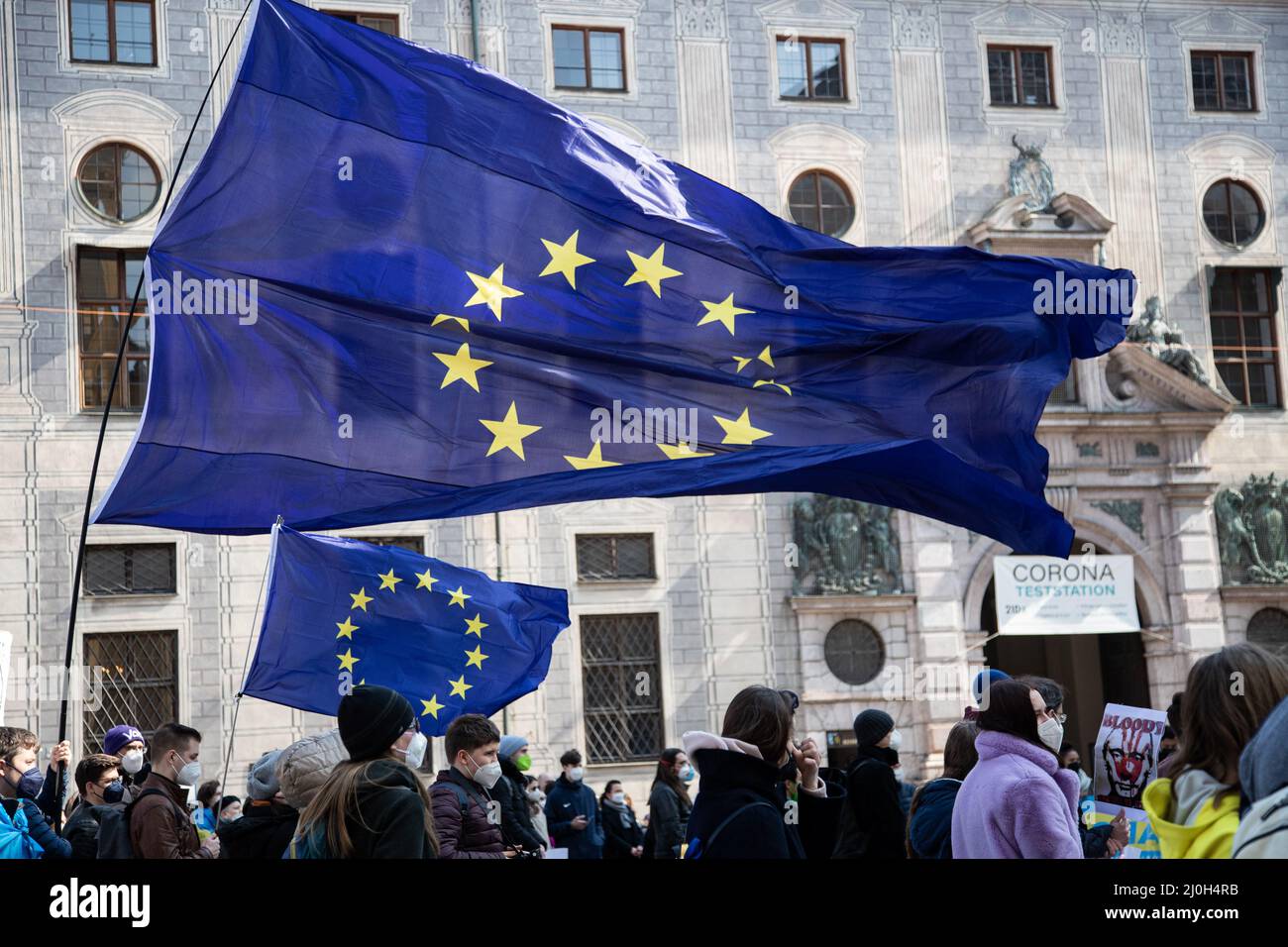 Munich, Allemagne. 19th mars 2022. Quelques centaines de personnes se sont rassemblées à Munich, en Allemagne, le 19 mars 2022 pour protester contre l'invasion russe de l'Ukraine. Les manifestants ont exigé de tuer le président de la Fédération de Russie Vladimir Poutine et certains ont assimilé Poutine à Josef Staline ou même Adolf Hilter. (Photo par Alexander Pohl/Sipa USA) crédit: SIPA USA/Alay Live News Banque D'Images