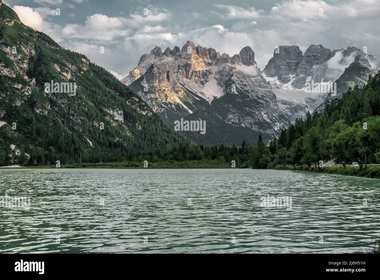 Vue sur le lac au sud dans les Dolomites d'Ampezzo Banque D'Images